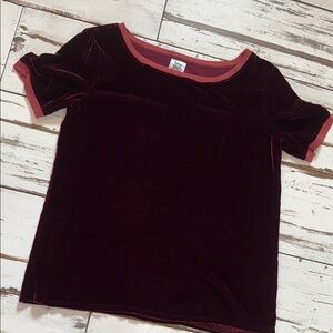 Holiday ready! Ladies Ivy Jane crimson wine velvet top perfect for Christmas